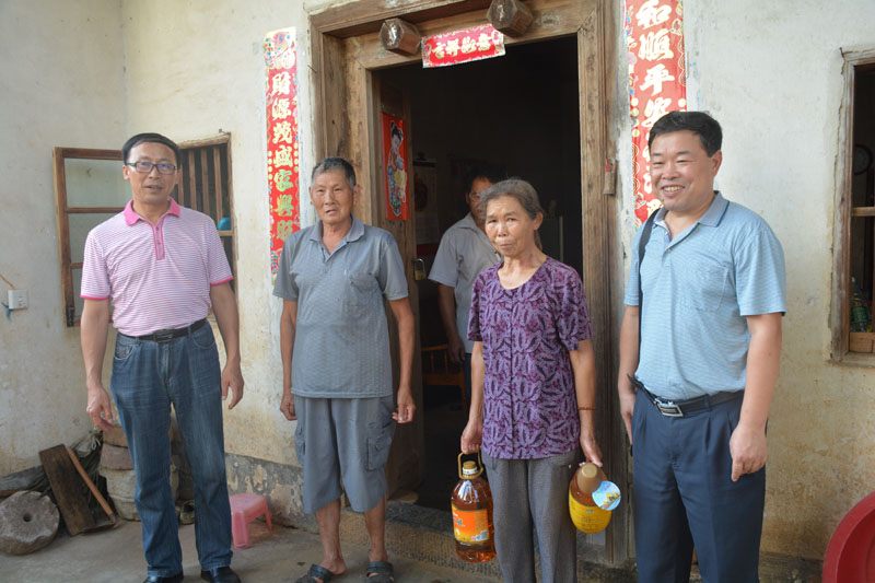 给当地的贫困家庭赠送生活用品-800