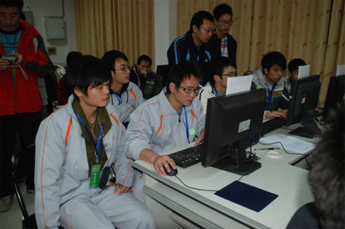 开云选手参加微软（MS）轮式微型机器人仿真比赛现场