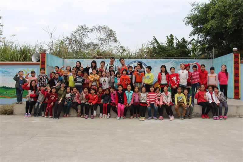 志愿者与孩子们合影
